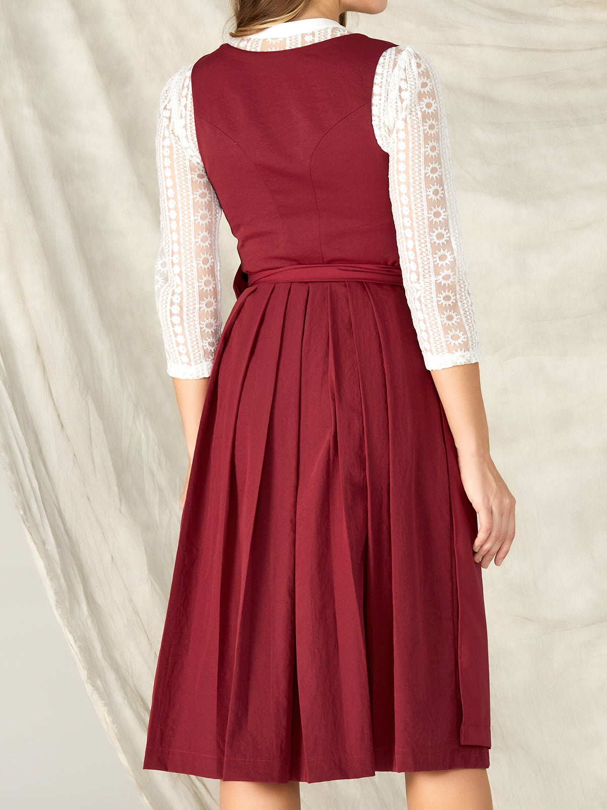 Velvet Dirndl Red: Elegance and passion in traditional costume